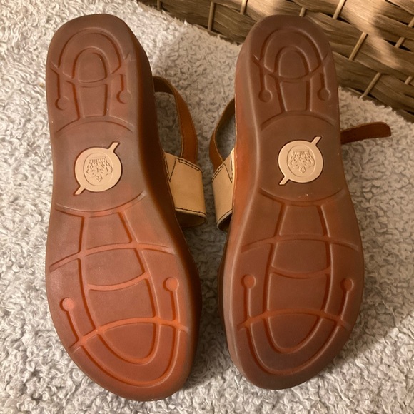 Two-Tone Leather Sandals - Picture 5 of 7